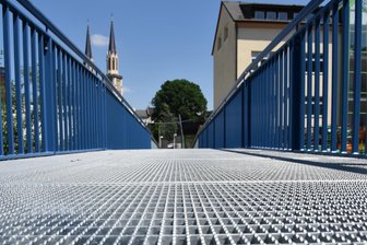 Wie beim Hohen Steg in Oelsnitz: Bösenbrunn erhält Gitterrostbrücke - Der Hohe Steg in Oelsnitz ist eine Fußgängerbrücke aus Gitterrosten - zwischen Jahnteich und Finkenburgstraße.