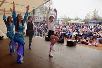 Wie beim Pioniertreffen 1988: Zschopauer Familienfest übertrifft Erwartungen - Zum bunten Programm auf der Bühne, das ein riesiges Publikum begeisterte, trug unter anderem die Funkengarde des Witzschdorfer Karnevalsvereins bei. 