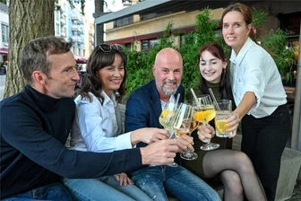 Wie bekommt man 50 Zahnärzte zum Feiern? Ein Chemnitzer Dentalabor-Leiter und seine Art des Geschäftemachens - Wenn die Praxen und Labore schließen, wird hin und wieder auch gefeiert. Im Bild: Jan Spieckermann, Cornelia Krasselt, Gastgeber Jörg Wildenhain, Pauline Krause und Carolin Richter.