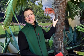 Wie bepflanzt man einen ganzen Schlosspark? Der Chefgärtner von Lichtenwalde weiß es - Ein Job unter Palmen: Gerd Landgraf in der Orangerie Lichtenwalde.