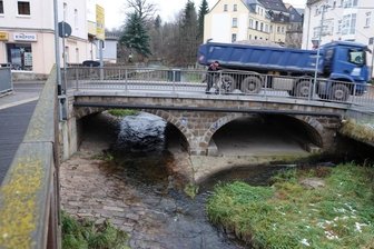 Wie besänftigt man den Rödelbach? - Derzeit plätschert der Rödelbach friedlich durch Kirchbergs Innenstadt. Doch bei Starkregen sorgen die Pflastersteine und der zugebaute Lauf für hohe Fließgeschwindigkeiten. 