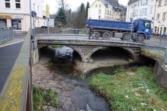 Wie besänftigt man den Rödelbach? - Meist plätschert der Rödelbach friedlich durch Kirchbergs Innenstadt. Doch bei Starkregen sorgen die Pflastersteine und der zugebaute Lauf für hohe Fließgeschwindigkeit. 