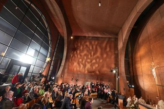 Wie Besucher den ZDF-Fernsehgottesdienst in Hohenstein-Ernstthal erlebt haben - Aus der Kirche St. Pius X. wurde am Sonntag der ZDF-Fernsehgottesdienst live gesendet. Am Abend zuvor gab es bereits eine Generalprobe (im Bild), die ebenfalls ein regulärer Gottesdienst war.