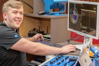 Wie Besucher im Planetarium auf den Mars reisen - Zeiss-Spezialist Kevin Vonderlind installiert im Planetarium Rodewisch die Fulldome-Software "Uniview". Damit wird die virtuelle Reise zu Planeten, Monden, in Galaxien und zu Satelliten erlebbar.