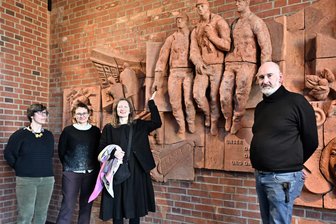 Wie blickt man im Osten auf die Kunst der Wismut? - Die Kunsthistorikerinnen Jeanette Brabenetz und Zhenia Moliar, die Fotografin Natalka Diachenko und Christian Gracza von der Wismut-Stiftung (v. l.) im Chemnitzer Industriemuseum.