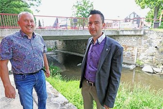 Wie Bobritzsch-Hilbersdorf gleich zwei Fluten erlebte: „Die meisten dachten, wir wollten sie veralbern“ - Der damalige Bürgermeister Volker Haupt (l.) kämpfte gegen das zweifache Hochwasser, sein Nachfolger René Straßberger kämpft heute für ein Regenrückhaltebecken.
