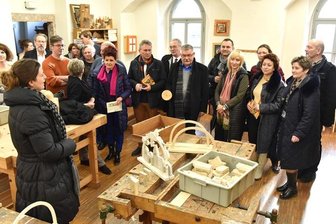 Wie bringt man Kunst in die Schulen? - Blick in die Holzwerkstatt der Volkskunstschule in Oederan: Mitglieder einer internationalen Tagung zu kultureller Bildung von Kindern und Jugendlichen haben sich gestern auch in der Region umgeschaut und sich über verschiedene Bildungsprojekte informiert.