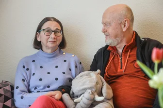 Wie Bruce Willis: Eine Frau aus Chemnitz muss für immer schweigen - Steffen Mehlhorn besucht seine Frau regelmäßig. Es ist keine Kommunikation zwischen den beiden mehr möglich.