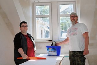 Wie Buchholzer ihren Stadtteil beleben - Swetlana Losensky und Falk Lorenz packen auch beim Renovieren der Wohnräume im vereinseigenen Haus mit an.
