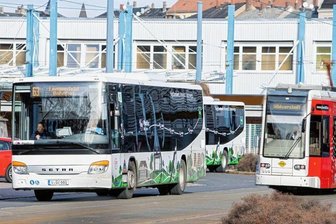 Wie Bus und Straßenbahn aus der Sackgasse heraus kommen - Buslinie 63 ermöglicht die Fahrt ohne Umsteigen vom Oberen Bahnhof Plauen über Treuen und Lengenfeld zum Freizeitpark Plohn. Die Straßenbahn wiederum ist Plauens starkes Verkehrsmittel. Gemeinsam für den öffentlichen Nahverkehr, getrennt in Firmen: Sollten beide unter ein Dach? 