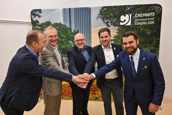Wie Chemnitz und die Region vom Wasserstoff profitieren sollen - Haben ein Wasserstoffbündnis für die Region Chemnitz gegründet: Jörg Scheibe (I-Netz-Geschäftsführer), Roland Warner (Vorsitzender der Eins-Geschäftsführung), Oberbürgermeister Sven Schulze, Karl Lötsch (Geschäftsführer des Vereins HZwo) und IHK-Präsident Max Jankowsky (von links).
