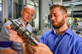 Wie Chemnitzer Forscher Maschinen das Denken und Fühlen beibringen - Hendrik Rentzsch (l.), Abteilungsleiter Werkzeugmaschinentechnik, und Projektleiter Alexander Schuster begutachten den Prototypen des Werkzeughalters, der am Fraunhofer-Institut für Werkzeugmaschinen und Umformtechnik innerhalb eines dreiviertel Jahres entwickelt wurde. 