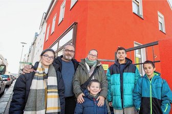 Wie Cino nach dem Erdbeben in der Türkei in Plauen nun neu anfängt - Muzaffer "Cino" und Tina Gökcen mit Tochter Ezgi und den Söhnen Emre (14), Enes (10) und Ege Can(5) vor ihrem Haus an der Plauener Bergstraße. Dort will Cino ein Döner-Restaurant eröffnen. Dafür sucht er Helfer. 