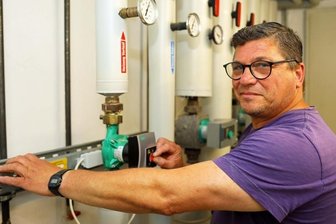 Wie Crimmitschau die Kosten für Strom und Wärme drückt - Hausmeister und frischgebackener Energietechniker: Mario Lohmann beim Regulieren der Heizungsanlage im "Haus der Vereine".