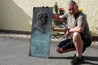 Wie Crossener ihren Ehrenbürger auf dem Flohmarkt wiederfanden - Auf dem Flohmarkt hat sich die kupferne Gedenktafel gefunden, die Michael Hillert gekauft hat. 