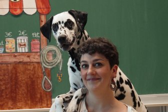 Wie Dalmatinerdame Simba den Schulalltag in Wilkau-Haßlau bereichert - Lehrerin Johanna Flügel und Simba sind nicht nur in der Schule ein eingespieltes Team. Die Dalmatinerhündin ist als Schulhund im Einsatz.