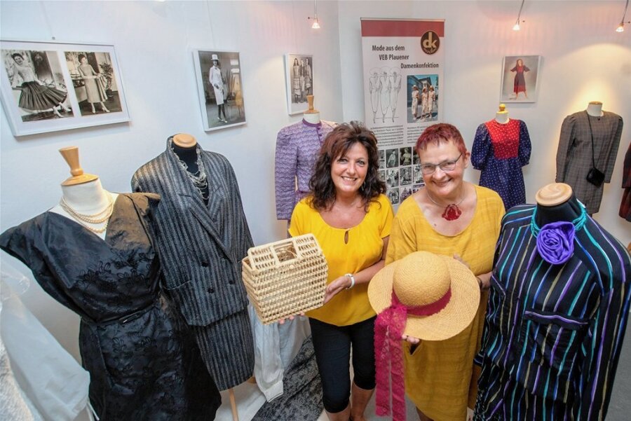 Wie Damenmode aus Plauen einst Käufer im Westen fand - Jeanette Dunger (links) und Heike Becker empfehlen einen Besuch der neuen Ausstellung im Plauener Spitzenmuseum. 