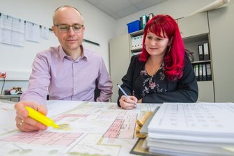 Wie das Bauamt in Neukirchen mehr Bürgernähe schaffen will - Ivo Partschefeld hat in Neukirchen die Stelle des Sachgebietsleiters im Bauamt neu besetzt. Zugleich ist mit Nicole Brott eine neue Sachbearbeiterin ins Amt gekommen. 
