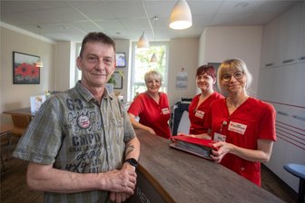 Wie das Blutspenden einem Plauener das Leben gerettet hat - Der langjährige Blutspender Karsten Tietze darf sich aus Gesundheitsgründen zwar nicht mehr auf die Pritsche legen, doch er ist ein gern gesehener Gast bei Katja Stegemann, Anja Vogel und Heike Schneider (von rechts).