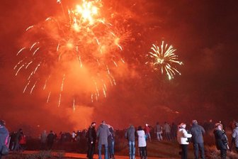 Wie das Böllerverbot kontrolliert wird - Auf ein großes Silvesterfeuerwerk, wie hier am Muldeparadies in Zwickau in Vor-Corona-Zeiten, muss in diesem Jahr verzichtet werden. Um Verstößen vorzubeugen, finden vielerorts Kontrollen statt.