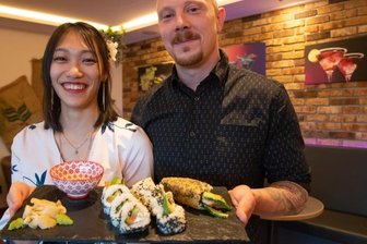 Wie das Campus-Café zum Geheimtipp wurde - Thuy Linh Duong und Christian Volland vom Campus-Café in Schöneck bieten auch verschiedene Sushi-Menüs an.