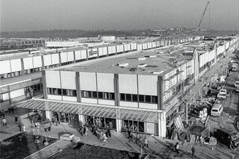 Wie das Chemnitzer Rathaus auf die Chemnitzcenter-Eröffnung blickte - Das Chemnitzcenter im Januar 1993. In einigen Bereichen (hinten) liefen noch Bauarbeiten, viele Läden hatten aber bereits geöffnet.