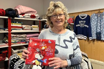 Wie das DRK Kinder in Reichenbach und Lengenfeld im Advent beschenkt - Angela Beck von der „Kleidertruhe“ Reichenbach mit einem der liebevoll verpackten Geschenke.