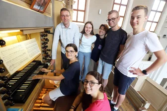 „Wie das Eintauchen in eine ganz andere Welt“: Was einen 13-Jährigen aus Ravensburg am Jugendorgelcamp in Freiberg reizt - Samuel Balicki (an der Orgel) und Organist Clemens Lucke sowie weitere Teilnehmer am Jugendorgelcamp in Freiberg.