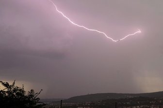 Wie das Hagel-Unwetter die Vogtlandbahn traf - Nicht nur umgestürzte Bäume, auch zwei Blitzeinschläge machten der Vogtlandbahn zu schaffen.