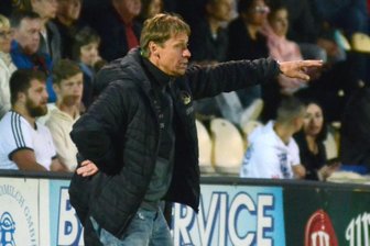 Wie das Kaninchen vor der Schlange - VfB-Trainer Sven Köhler macht gerade schwere Zeiten durch. Seine junge Truppe hat es bis jetzt noch nicht vermocht, ihre Regionalligatauglichkeit nachzuweisen.
