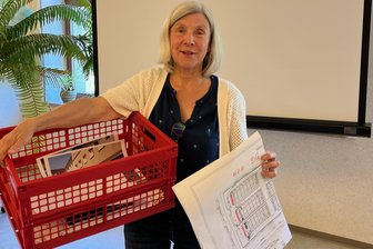 Wie das Kreisarchiv Schloss Voigtsberg vor dem Verfall bewahrte - Die Archiv-Chefin als Umzugsmanagerin: Mit einer roten Plastikkiste voller Pläne kreiselte die langjährige Kreisarchivarin Sigrid Unger (65) vor zwei Jahrzehnten durchs Vogtland.