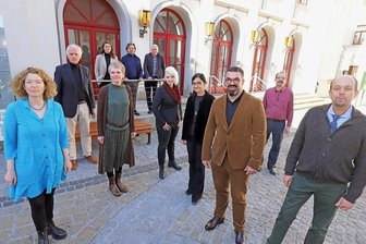 Wie das Mittelsächsische Theater mit neuer Spitze durchstarten will - Der designierte Intendant des Mittelsächsischen Theaters, Sergio Raonic Lukovic (Mitte), und seine neue Führungsriege beim Fototermin vor dem Freiberger Stadttheater: Neu im Team sind die künstlerische Leiterin Schauspiel Dorothee Hollender (l.), Generalmusikdirektor Attilio Tomasello (r.) sowie Stephan Bestier und Katharina Landsberg (hintere Reihe, v. l.), die gemeinsam die neue Sparte Junges Theater leiten.