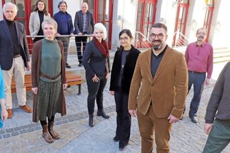 Wie das Mittelsächsische Theater mit neuer Spitze durchstarten will - Der designierte Intendant des Mittelsächsischen Theaters, Sergio Raonic Lukovic (Mitte), und seine neue Führungsriege beim Fototermin vor dem Freiberger Stadttheater: Neu im Team sind die künstlerische Leiterin Schauspiel Dorothee Hollender (links), Generalmusikdirektor Attilio Tomasello (rechts) sowie Stephan Bestier und Katharina Landsberg (hintere Reihe von links), die gemeinsam die neue Sparte Junges Theater leiten.