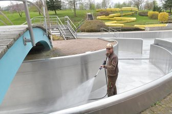 Wie das Muldaer Bad schick gemacht wird - Das Erlebnisbad Mulda wird für den Saisonstart vorbereitet. Schwimmmeister Roy Aumann spülte am Montag gerade das Erlebnisbecken aus. https://www.facebook.com/erlebnisbad.muldahttps://www.freiepresse.de/mittelsachsen/freiberg/mulda-investiert-in-feuerwache-sirenen-und-spielplatz-artikel12056938