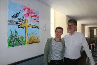 Wie das neue Pfarrerehepaar in Altensalz mit einer Idee das Gemeindeleben bereichert hat - Das Pfarrerehepaar Ellen und Knut Meinel zeigt gerne die Bilder mit den Bibelsprüchen.