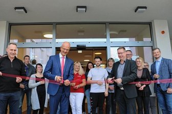 Wie das neue Pflegeheim startet - Großer Bahnhof bei der Eröffnung des Fontiva-Hauses. Vorn von links bei der symbolischen Übergabe: Bauleiter Jan von Kopp, Netzschkaus Bürgermeister Mike Purfürst und Einrichtungsleiter Carsten Haas. 