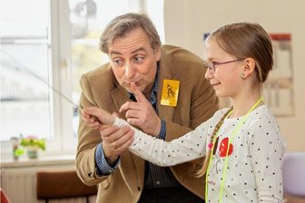 Wie das Plauener Vogtlandkonservatorium seinen guten Ruf bewahren will - Auch das Dirigieren will gelernt sein. Jörg Leitz, Fachdirektor des Vogtlandkonservatoriums, gibt Hanna Charlotte Ordnung hierbei noch etwas Unterstützung. Klarinette spielt das Mädchen bereits.