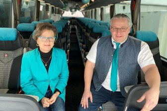 Wie das Reisebüro Happyday in Niederwiesa nach dem schweren Busunfall 2023 zurück zur Normalität gefunden hat - Vier Sterne auf Rädern: Annette Ebert vom Reisebüro Happyday und Nicolas Beier von Nictours im neuen Happyday-Reisebus.
