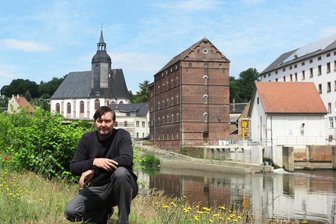 Wie das Rochlitzer Muldental europaweit bekannter werden will - Sören Polzt-Homuth ist Chef des Tourismusvereins "Rochlitzer Muldental", der künftig in einem größeren Verband mitarbeitet, der zum 1. Januar 2023 gegründet wird. Der gebürtige Claußnitzer steht an der Hängebrücke bei Zaßnitz der Zwickauer Mulde mit der Petrikirche von Rochlitz im Hintergrund. 