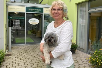Wie das Seniorenhaus in Augustusburg auf den Hund gekommen ist - Denise Zeuner, die neue Geschäftsführerin des Seniorenhauses Augustusburg mit ihrem Hund Bruno, der täglich mit zur Arbeit kommt und seinen Platz im Büro hat.