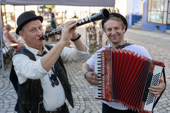 Wie das Spätsommerfest in Auerbach zu etwas Besonderem werden soll: „Wir wollen weg vom Bierzeltcharakter“ - Viktor Root (Klarinette) und Alex Root (Akkordeon) spielten vor zwei Jahren beim Spätsommerfest.