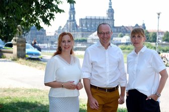Wie das Spitzentrio der Grünen den Wahlkampf bestreitet – gegen den Wind - Die Spitzenkandidaten von Bündnis 90/Die Grünen: Franziska Schubert (links), Fraktionsvorsitzende der Grünen im sächsischen Landtag, Wolfram Günther, Sachsens Umweltminister, und Katja Meier, Justizministerin des Freistaats.