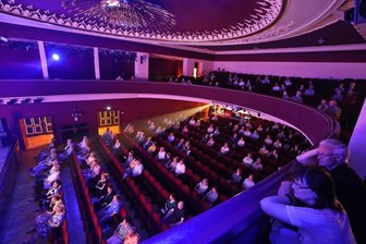 Wie das Stadttheater stets überlebte - In Pandemiezeiten darf das Glauchauer Stadttheater, wie hie beim Benefizkonzert des Studios W. M., nur halb gefüllt werden.