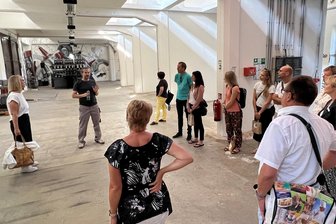 Wie das stillgelegte Umspannwerk in Etzdorf elektrisiert - Der Einzelhandelsarbeitskreis der IHK kam am Montag im ehemaligen Umspannwerk in Etzdorf zusammen. Hausherr Guido Günther führte herum.