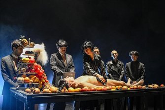 Wie das Stück "Vernichten" in Dresden die Zuschauer (über-)fordert - "Vernichten" nach dem Roman von Michel Houellebecq ist eine Inszenierung, die den Zuschauer stark fordert.