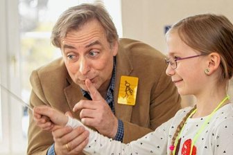 Wie das Vogtlandkonservatorium seinen guten Ruf bewahren will - Auch das Dirigieren will gelernt sein. Jörg Leitz, Fachdirektor des Vogtlandkonservatoriums, gibt Hanna Charlotte Ordnung hierbei noch etwas Unterstützung. Klarinette spielt das Mädchen bereits.