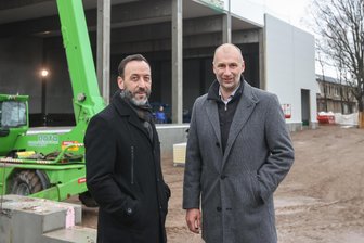 Wie das Wanderer-Areal in Chemnitz-Siegmar belebt wird - Vertriebschef Ingo Neubert (links) und Speditions-Geschäftsführer Ingo Weise vor der neuen Halle. Weise will das Wanderer-Areal weiter zu einem Logistikpark umbauen.