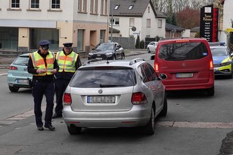 Wie das Werdauer Polizeirevier für weniger Unfälle sorgen will - Die kurvenreiche Ortsdurchfahrt Steinpleis (im Bild) ist eine von fünf Strecken im Zuständigkeitsbereich des Werdauer Reviers, auf denen es häufiger kracht. Dort werden Verstöße nicht nur sofort geahndet. Die Polizisten stoppen auch Fahrer, die sich korrekt verhalten, um im Gespräch auf die Unfallgefahren hinzuweisen.