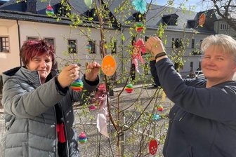 Wie das Westerzgebirge Ostern feiert - Andrea Keller (l.) und Solveig Wiedrich vom Kindergarten "Pfiffikus" in Neuwelt beim Schmücken der Schwarzenberger Altstadt. Die Kinder haben dafür wetterfeste Ostereier aus Moosgummi gebastelt.