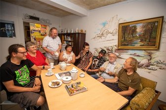 Wie Demokratieverein Colorido in Plauen weitermachen will: „Wir geben nicht klein bei“ - Colorido hält Kaffeeklatsch: Stefan Postier, Heidi Kröll, Steffen Unglaub, Doritta Kolb-Unglaub, Melanie Penzold, Sebastian Stuck, Michael Beyerlein, Thomas Knoll. (von links)